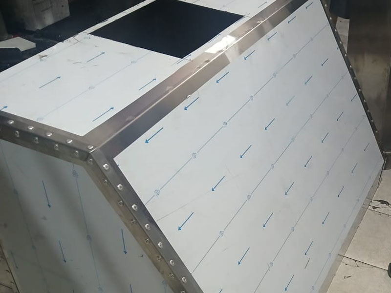 Campana de acero inoxidable fabricada a medida por Bachas Dyl